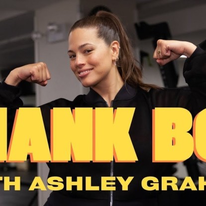 Η Ashley Graham αποδέχτηκε το "Thank Bod Challenge" & απέδειξε πως τελικά δεν είναι και τόσο δύσκολη η γυμναστική στο σπίτι