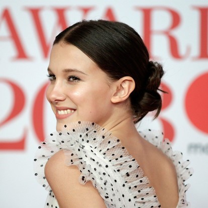 Οι ηθοποιοί Millie Bobby Brown & Louis Partridge τραγουδούν αποσπάσματα από τα αγαπημένα τους κομμάτια σε μια διαφορετική διαδικτυακή συνάντηση 