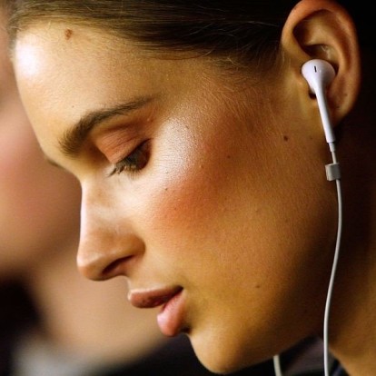 4 podcasts με θέμα τη μόδα που θα λατρέψουν οι fashion lovers 