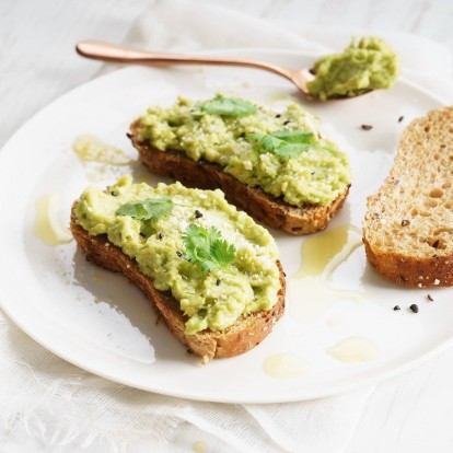 4+1 απίθανες συνταγές για το πιο υπέροχο avocado toast για πρωινό 