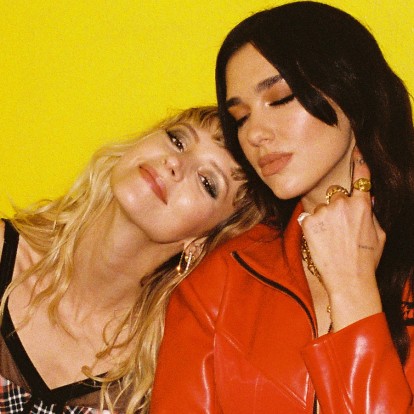 Dua Lipa & Angèle: Κυκλοφόρησε το video clip για το ολοκαίνουριο τραγούδι τους "Fever"
