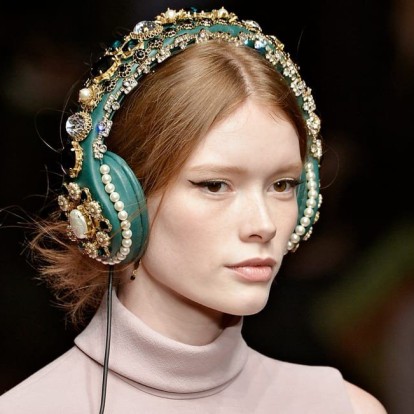5 beauty podcasts που πρέπει να ξεκινήσετε να ακούτε από σήμερα