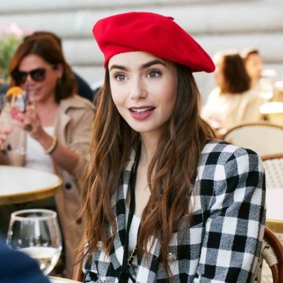 Οι 15 πιο hot right now μπερέδες για να φορέσετε κι εσείς το αγαπημένο trend της Emily in Paris 