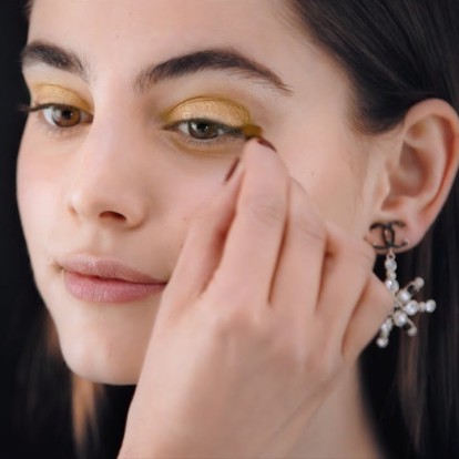 Ο οίκος Chanel μας παρουσιάζει το πιο elegant sparkling makeup που θα ανυπομονούμε να κάνουμε στις γιορτές