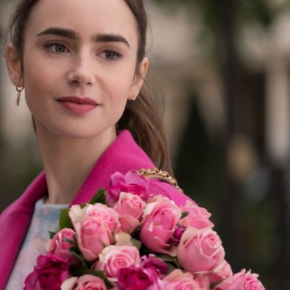 Emily in Paris: Η Lily Collins & η Ashley Park δοκιμάζουν της ικανότητές τους στο τραγούδι μέσα από ένα διασκεδαστικό παιχνίδι 