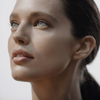 Θέλετε να δείχνετε chic σε 10 μόλις λεπτά; Η Emily DiDonato σας έχει τη λύση