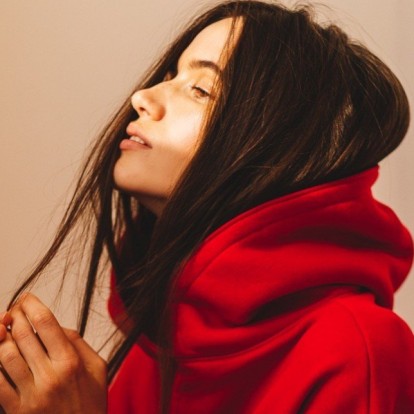 Tα 15 φούτερ που θα κάνουν την καραντίνα σας λίγο καλύτερη 