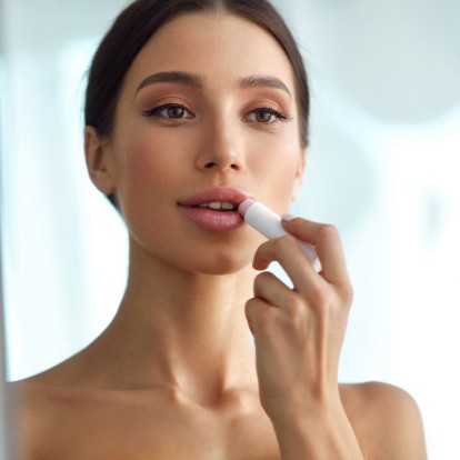 12 ενυδατικά lip balms για να πείτε «αντίο» στα ξηρά και σκασμένα χείλη