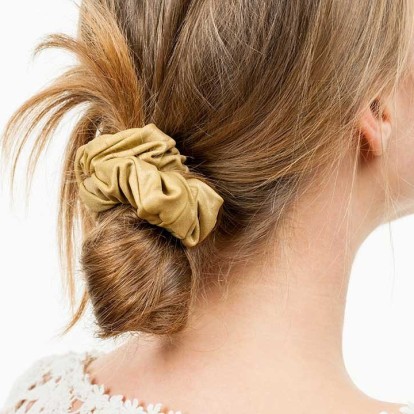 Τα φανταστικά hair scrunchies που δε θα θέλετε να βγάλετε από τα μαλλιά σας