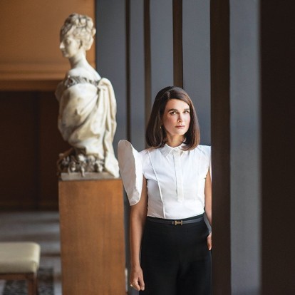 Η ενδυματολόγος και σκηνογράφος Εύα Νάθενα, μας μιλάει για τις σχέσεις, τα επαγγελματικά, αλλά και τους προσωπικούς της στόχους