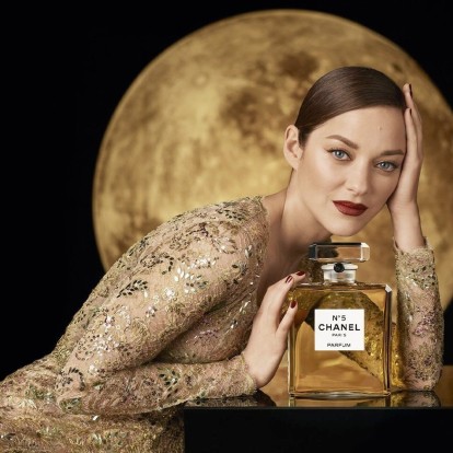 Στη νέα καμπάνια του iconic αρώματος Chanel N°5 πρωταγωνιστεί η ηθοποιός Marion Cotillard