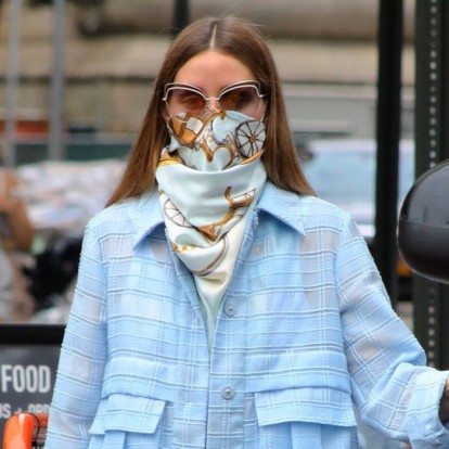 Τα πιο stylish φουλάρια για να «παίξετε» με τις εμφανίσεις σας & να τοποθετήσετε πάνω από τις μάσκες σας