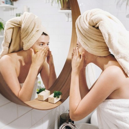 Τα face scrubs που θα διώξουν κάθε μικρόβιο και νεκρό κύτταρο από το πρόσωπό σας