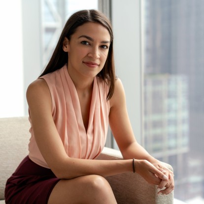 Alexandria Ocasio-Cortez: 4+1 φορές που η νεότερη γυναίκα της πολιτικής σκηνής των ΗΠΑ κατέρριψε τους κανόνες