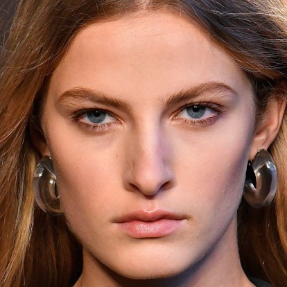 Η χρωματιστή μάσκαρα που θα αναδείξει το βλέμμα σας