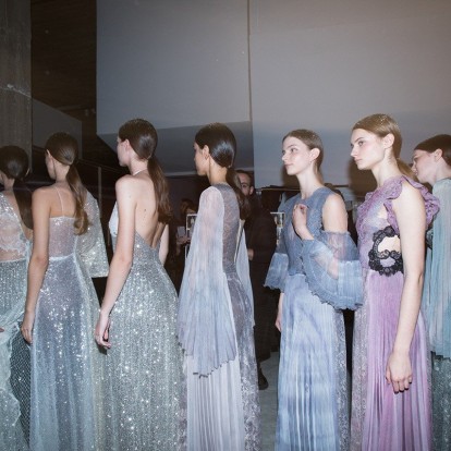 Στο backstage του couture show των Mi-Ro 