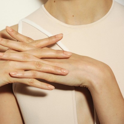 Τα καλύτερα nude βερνίκια νυχιών για κάθε χρώμα δέρματος 