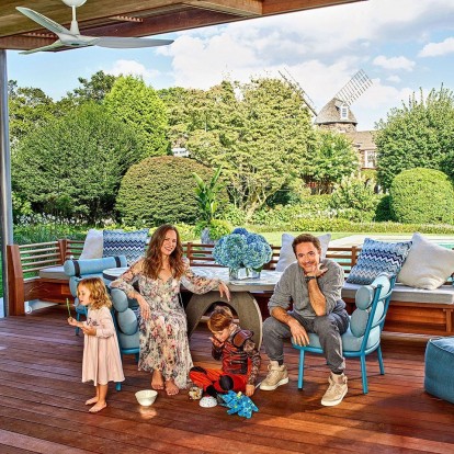 Ο Robert Downey Jr. μας ξεναγεί στο εντυπωσιακό σπίτι του στα Hamptons