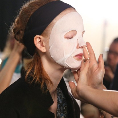 Sheet masks: To νέο skincare trend έρχεται από την Ασία