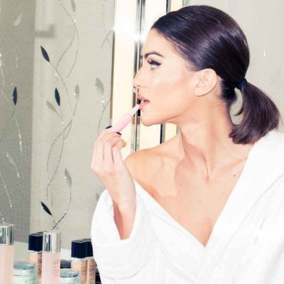 Τα γήινα makeup looks που θα σας δείχνουν περιποιημένες ακόμη και μέσα στο σπίτι