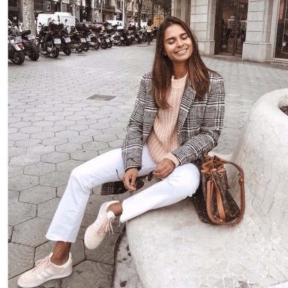 H γνώστη fashion influencer, Emitaz, αποκαλύπτει τα καλύτερα outfits για αυτήν την εποχή