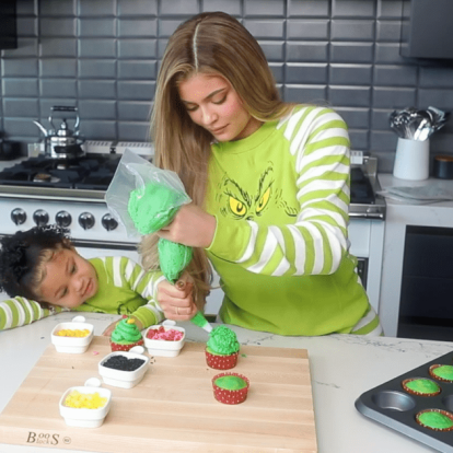 Η Kylie Jenner φτιάχνει τα πιο fun Χριστουγεννιάτικα cupcakes με την κόρη της, Stormi