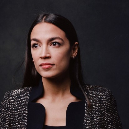 Ακολουθήστε την καθημερινή ρουτίνα της Alexandria Ocasio-Cortez που την κάνει να χαμογελά συνεχώς