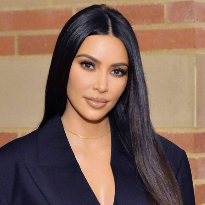 Η Kim Kardashian μας δείχνει πώς να καλύψουμε με επιτυχία τους μαύρους κύκλους κάτω από τα μάτια 