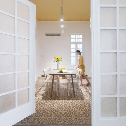 Patriko: Δείτε πώς ένα υπέροχο διατηρητέο μετατράπηκε σε ένα σύγχρονο διαμέρισμα