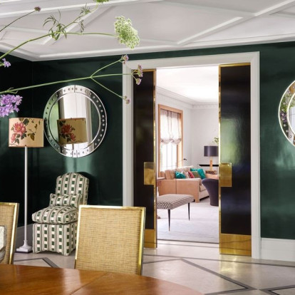 Μια colourful κατοικία με χρυσές λεπτομέρειες και elegant στοιχεία που θα σας εντυπωσιάσει
