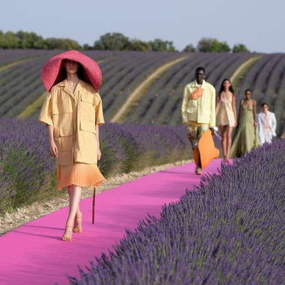 Festive Season: Ο Jacquemus παρουσιάζει τη μοναδική ροζ Χριστουγεννιάτικη συλλογή του 