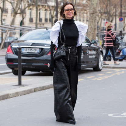 Flared pants: Τα σχέδια στα παντελόνια που θα αναδείξουν τη σιλουέτα σας