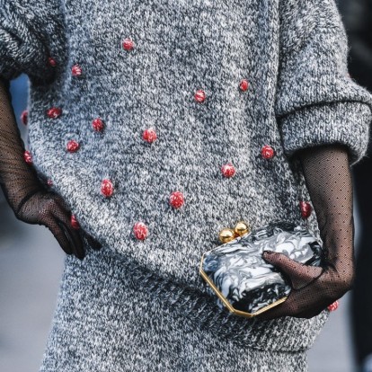Grey Obsession: 14 πουλόβερ στο χρώμα της χρονιάς που θα εκτοξεύσουν το στιλ σας στα ύψη