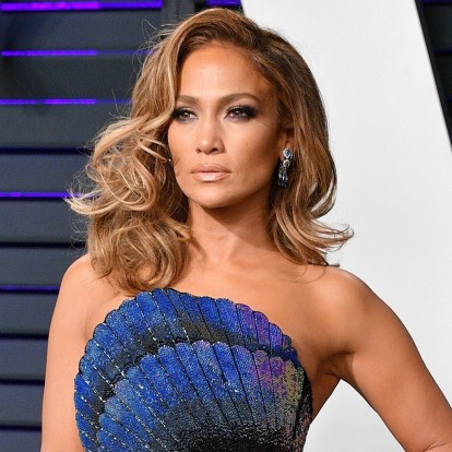 Η Jennifer Lopez μας δίνει μια μικρή «γεύση» από την ολοκαίνουρια skincare σειρά της