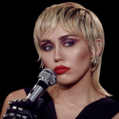 Η Miley Cyrus ερμηνεύει το θρυλικό "Last Christmas" σε μια νοσταλγική διασκευή