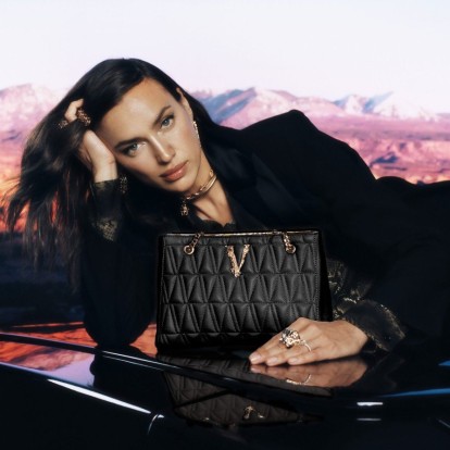 Home for the holidays: Η διαφήμιση της festive καμπάνιας του οίκου Versace