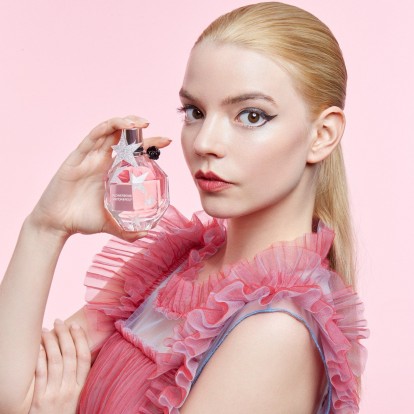 Anya Taylor Joy: Η star της πιο επιτυχημένης σειράς της χρονιάς μας συστήνει το άρωμα της 