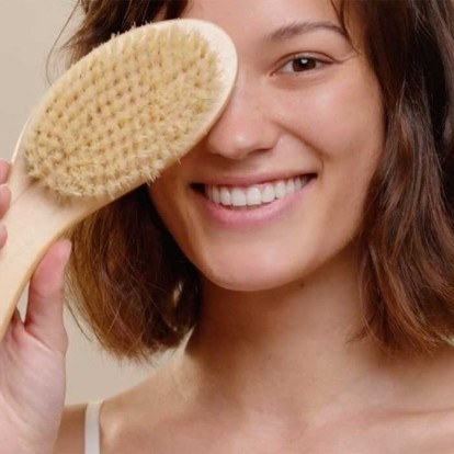 Dry brushing και στο πρόσωπο; Τώρα γίνεται με τον πιο εύκολο τρόπο