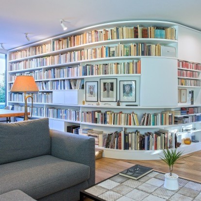 Περιηγηθείτε στο ιδιαίτερο διαμέρισμα ενός συγγραφέα στο Ψυχικό που θα λάτρευε κάθε book lover