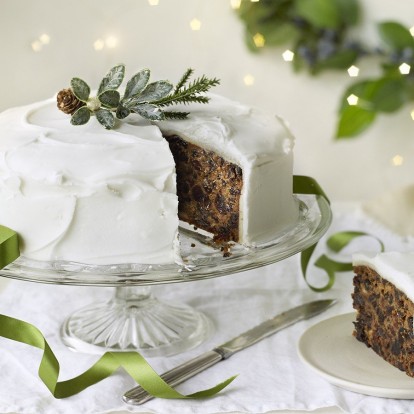 Ο Άκης Πετρετζίκης έφτιαξε το πιο νόστιμο cake με leftovers από κουραμπιέδες