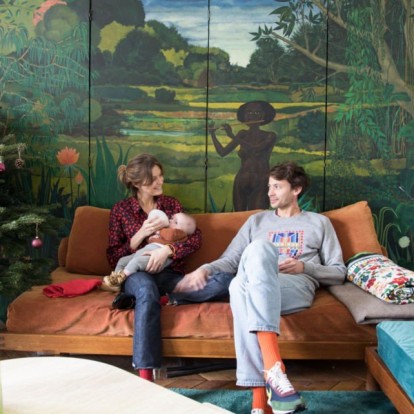 Ένα παριζιάνικο διαμέρισμα στολισμένο εορταστικά με χρώμα και αισιοδοξία 