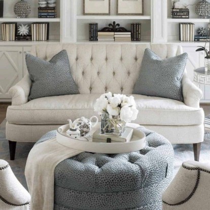 Πώς να κάνετε styling στους καναπέδες δημιουργώντας ένα υπέροχο σκηνικό στο σαλόνι σας