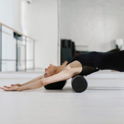 Pilates: Aντιμετωπίστε αποτελεσματικά τους πόνους στην πλάτη & τη μέση τώρα που μένουμε σπίτι
