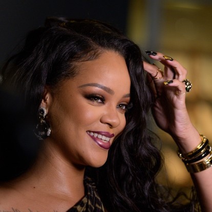 Ακολουθήστε τα βήματα που εφαρμόζει η Rihanna για μια super matte βάση στο μακιγιάζ σας
