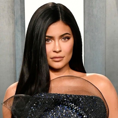 Η Kylie Jenner μας ξεναγεί στο στολισμένο σπίτι της μαζί με την κόρη της, Stormi