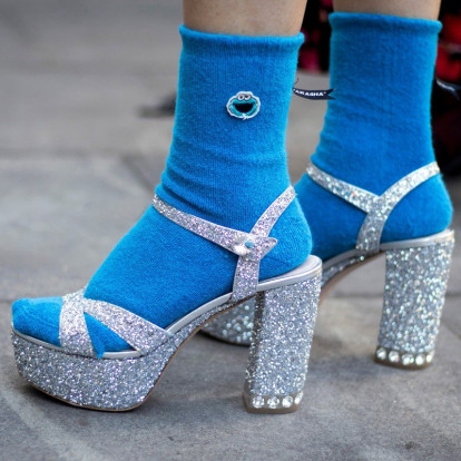 4+1 stylish λόγοι για να δοκιμάσετε τον απόλυτο sandal & socks συνδυασμό