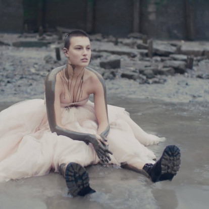 Alexander McQueen: Με τον πιο ιδιαίτερο τρόπο επέλεξε να παρουσιάσει τη νέα του συλλογή ο διάσημος οίκος