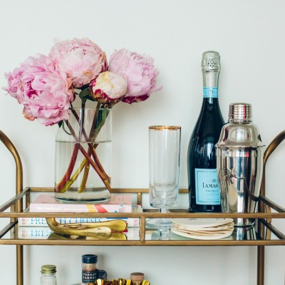 Πώς να δημιουργήσετε το δικό σας mini bar στο σπίτι ακολουθώντας τα απόλυτα décor tips