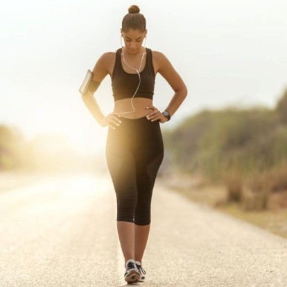 Οι fitness ασκήσεις για να συνδυάσετε με το περπάτημα για άμεσα αποτελέσματα στο σώμα σας