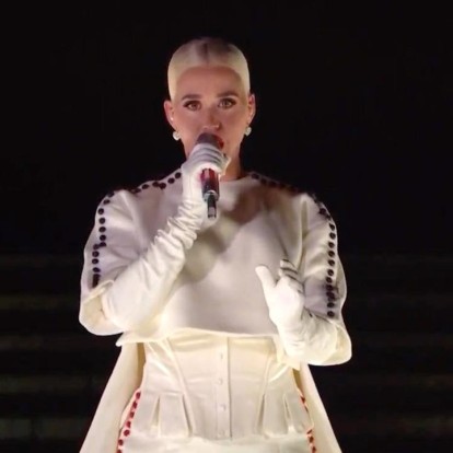 Απολαύστε τη συγκλονιστική ερμηνεία της Katy Perry στην ορκωμοσία Biden-Harris για το τραγούδι "Firework"